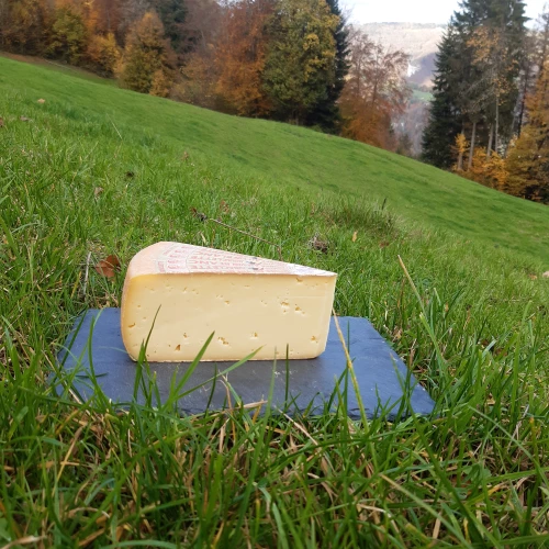 Cette Raclette au lait cru est fabriquée de façon traditionnelle