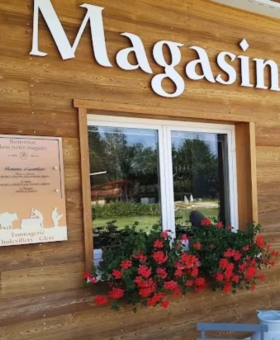 Devanture de la Fromagerie Indevillers-Glère dans le Doubs, boutique artisanale spécialisée en fromages locaux