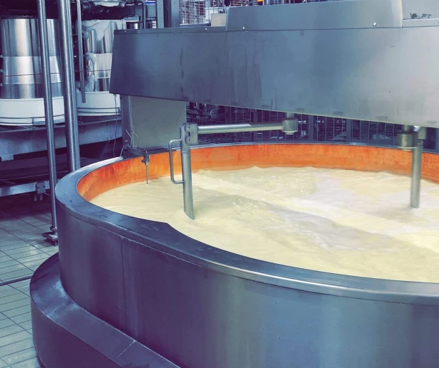 Fabrication artisanale de fromages en cuve à la Fromagerie Indevillers-Glère, respect des méthodes traditionnelles du Doubs
