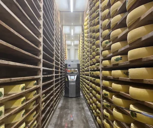 Affinage des fromages en cave à la Fromagerie Indevillers-Glère, développement des saveurs du terroir du Doubs